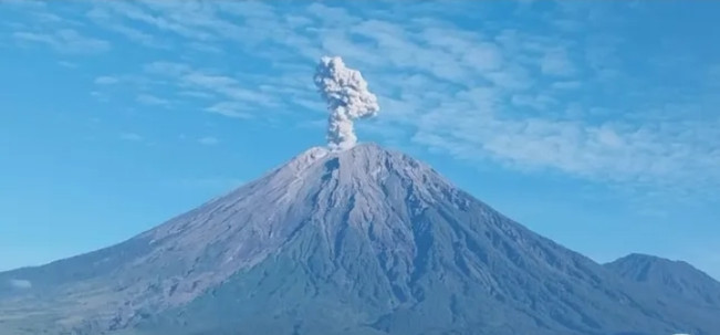 Ilustrasi Gunung Semeru alami erupsi. [Instagram]